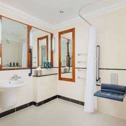 Doubletree by Hilton Hotel Newcastle International Airport - Guest room bath