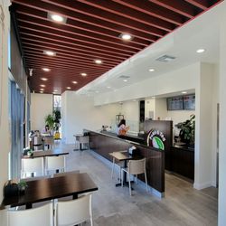 Poke and Tea Factory - Nice interior decor.