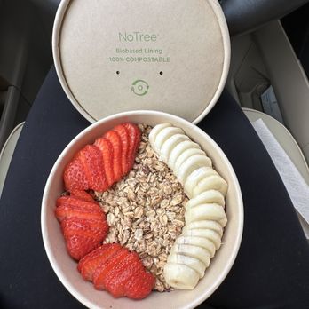 Juiceswell - Açaí bowl 12oz, comes with granola plus 3 toppings. - Juice Bars & Smoothies Near Me - Ventura, California