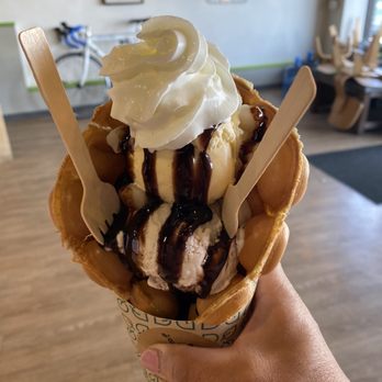 LimeRed Tea House - Honeycomb waffle sundae with Vanilla and red bean ice cream with mochi and chocolate sauce - Coffee & Tea Near Me - Boston, Massachusetts