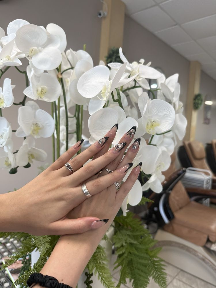 Lucky Angel Nails Logo
