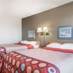 Super 8 by Wyndham Portage - Guest room