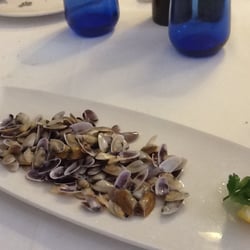 Ca Pepico - Tellinas a la plancha, pequeñas pero sabrosa, recogidas a las 4:35 de la madrugada.