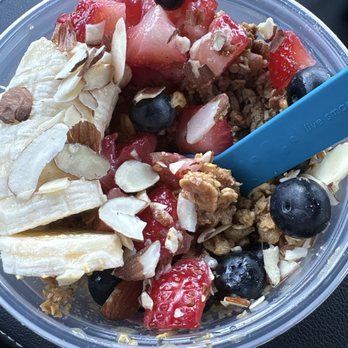 Bowlify Superfoods - Mango Açaí bowl with blueberries, banana, strawberries, almond slivers, agave drizzle and peanut butter drizzle. - Acai Bowls Near Me - Carmel, Indiana Bowlify Superfoods - Mango Açaí bowl with blueberries, banana, strawberries, almond slivers, agave drizzle and peanut butter drizzle. - Acai Bowls Near Me - Carmel, Indiana
