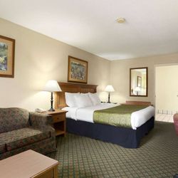 Days Inn & Suites Stuttgart - Accessible King Bedroom