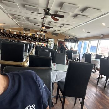 Island Way - Dinning room. When our food took just short of an hour. - Seafood Near Me - Oak Island, North Carolina