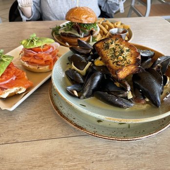 Driftwood Kitchen - Scottish Smoked Salmon Bagel, Steamed Carlsbad Mussels, Beach Burger - Seafood Near Me - Laguna Beach, California