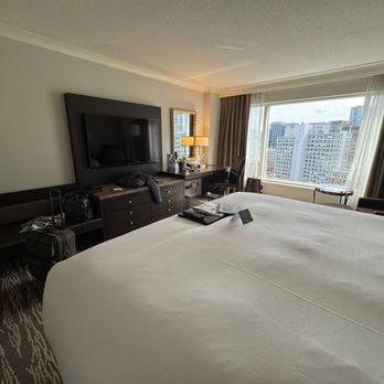 Fairmont Waterfront - room, bed - Hotels Near Me - Vancouver, British Columbia Fairmont Waterfront - room, bed - Hotels Near Me - Vancouver, British Columbia