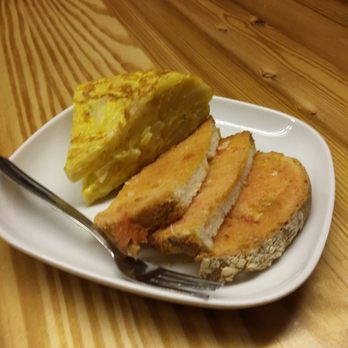 Foodie Experience Barcelona - Tortilla with tomato bread - Food Tours Near Me - Barcelona, B