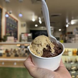 lilo creamery - Honeycomb & Dark Chocolate flavor
