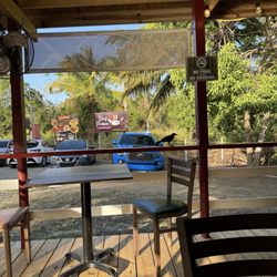 Las Casitas Picadera & Café - Plenty of parking and view of birds