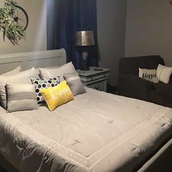  Barbs B&B - a bedroom with a bed and a chair - Custom Cakes Near Me - Beaver Dam, Kentucky