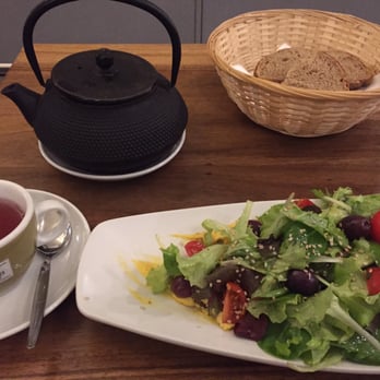 Dschungel Café - Hummus with salad and fresh bread - Cafes Near Me - Vienna, 9