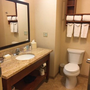 Hampton Inn Clinton - Bathroom - Hotels Near Me - S Clinton, Iowa