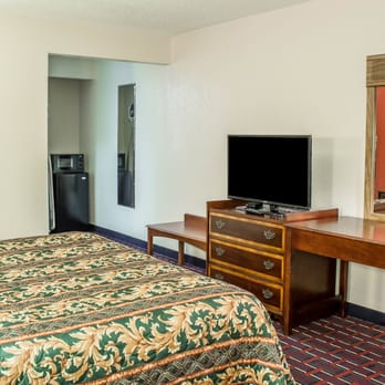 Econo Lodge Henderson I-85 - Standard King Room with 40" LED TV. Room also include Micro/Fridge, Iron/Board, Hair Dryer, and Coffee Maker. - Hotels Near Me - Henderson, North Carolina Econo Lodge Henderson I-85 - Standard King Room with 40" LED TV. Room also include Micro/Fridge, Iron/Board, Hair Dryer, and Coffee Maker. - Hotels Near Me - Henderson, North Carolina