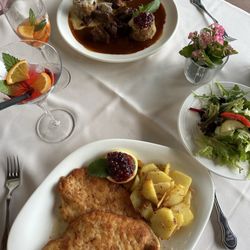 Neu- Meran - Wiener Schnitzel and Hirschgulasch