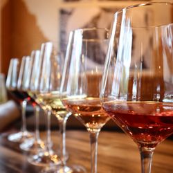 Farmer's Daughter Vineyards - Guided Wine Tastings, daily. No reservation needed.