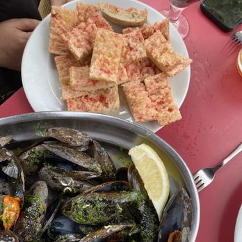 Las Delicias - Mejillones al Vapor (Steamed Mussels, €8,50 for large portion), Pan con Tomate (Catalan Tomato Bread, €4,50 for large portion) - Tapas Bars Near Me - Barcelona, B