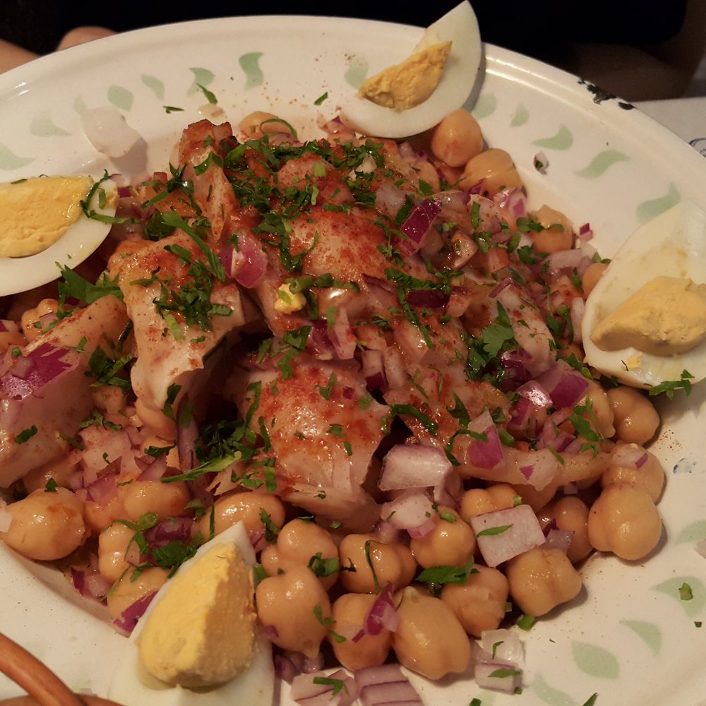 A Taberna da Rua das Flores - 鹽漬鱈魚佐雞豆,葡萄牙的家常鱈魚和臺灣不一樣,會先以鹽巴醃漬,所以魚肉鹹味也比較結實有咬勁,但不是熱菜喔。鬆軟的雞豆可以中和鱈魚的風味 - Portuguese Near Me - Lisbon, 11 A Taberna da Rua das Flores - 鹽漬鱈魚佐雞豆,葡萄牙的家常鱈魚和臺灣不一樣,會先以鹽巴醃漬,所以魚肉鹹味也比較結實有咬勁,但不是熱菜喔。鬆軟的雞豆可以中和鱈魚的風味 - Portuguese Near Me - Lisbon, 11