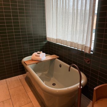 Albert Hotel - Bath - Hotels Near Me - Fredericksburg, Texas