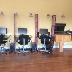 Cafe Internet On the Avenue - Clean space with plenty of workstations, printers, and fax machines.