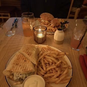 Little Ruby's Dallas - Brontë burger (mine) & chicken burger (friend's order) - Australian Near Me - Dallas, Texas Little Ruby's Dallas - Brontë burger (mine) & chicken burger (friend's order) - Australian Near Me - Dallas, Texas