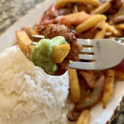 Saltado De Pollo (chicken stir fried w/onions, tomatoes, french fries); IG: @katzlundell