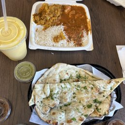 Chicken Curry, mano lasso, garlic naan Chicken Curry, mano lasso, garlic naan