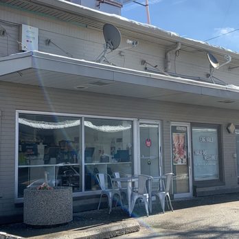 Spreads Bagels and Cafe - Courtyard entrance in the back - Bagels Near Me - Southfield, Michigan