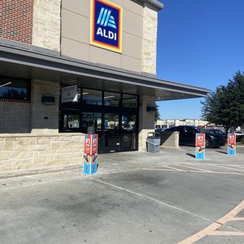 ALDI - the front of a aldi store - Grocery Near Me - Missouri City, Texas