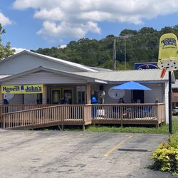 Honest Johns Frozen Custard - Honest Johns in Gainesboro, TN - off the square Outdoor seating and parking lot
