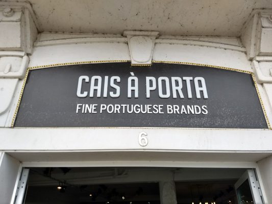 Cais À Porta by null