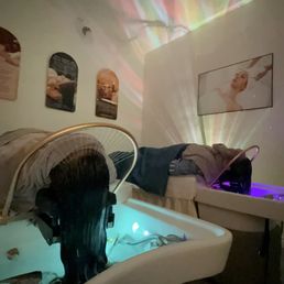 Scalp massage beds. Scalp massage beds.
