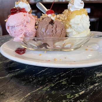 Tanners Historic Cafe - three scoops of ice cream - Burgers Near Me - Wartburg, Tennessee Tanners Historic Cafe - three scoops of ice cream - Burgers Near Me - Wartburg, Tennessee