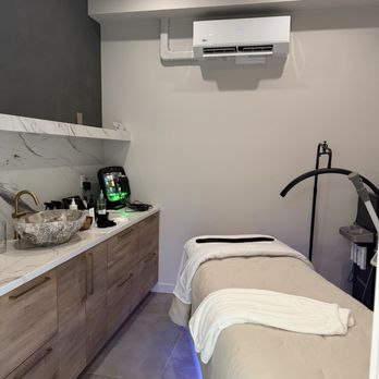 Evolve Skin Spa and Wellness - New Oceanside treatment room. - Skin Care Near Me - Carlsbad, California Evolve Skin Spa and Wellness - New Oceanside treatment room. - Skin Care Near Me - Carlsbad, California