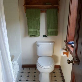 Cascadia Inn - Bathroom is modern. - Hotels Near Me - Skykomish, Washington