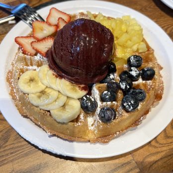 Eggs 'n Things Ko Olina - Acai Fresh fruit waffle - American Near Me - Kapolei, Hawaii