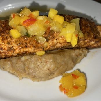Zazones Caribbean Kitchen - Salmón con salsa de mango con majado de yuca y amarillos. - Seafood Near Me - Aguadilla, Puerto Rico