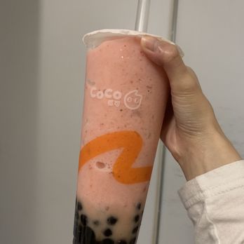 CoCo - Large Strawberry Slush - 50% sugar, regular ice, mainly with coconut jelly, but in this photo i got tapioca - Bubble Tea Near Me - Mississauga, Ontario