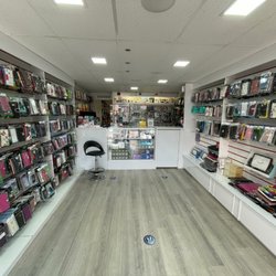 Mobiles Plus - Mobiles Plus inside view