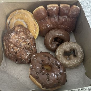 Red Donut Shop - Bear claw, apple fritter, cinnamon roll, blueberry donut, chocolate chip, chocolate glazed - Donuts Near Me - Clemmons, North Carolina