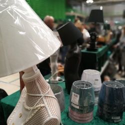 Hallentrödelmarkt - Bis auf aufgearbeitete Lampen gibt es keine Neuware.