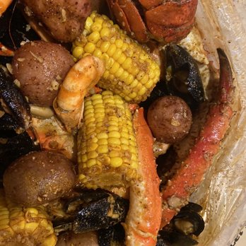Mr and Mrs Crab - Lobster, king crab legs, blue mussels, shrimp with the head on, corn and potatoes - Seafood Near Me - Clearwater, Florida Mr and Mrs Crab - Lobster, king crab legs, blue mussels, shrimp with the head on, corn and potatoes - Seafood Near Me - Clearwater, Florida