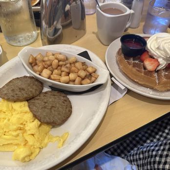 Le Peep Cafe - Belgian Waffle Combo - Breakfast & Brunch Near Me - San Antonio, Texas