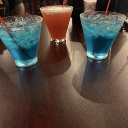 1738 Restaurant & Bar - Blue lagoon and rum punch