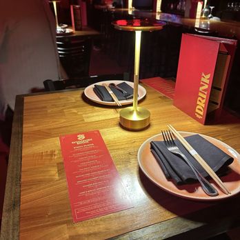 Singapore Room - Lounges Near Me - Saugatuck, Michigan Singapore Room - Lounges Near Me - Saugatuck, Michigan