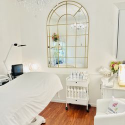 Polish & Peels - Luxurious