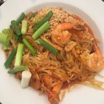 Finn Thai - Chicken and shrimp pad Thai (no bean sprouts) - Thai Near Me - Martinsburg, West Virginia