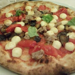 La Pignata - Rossa con salisicchio pomodori basilico melanzane provoline affumicate dop e olio di ravece. Eccezionale.