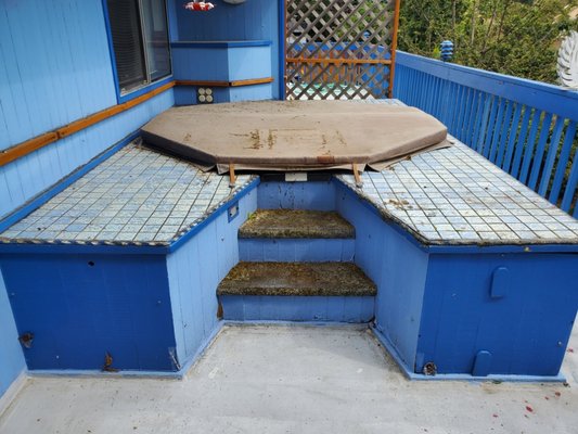 Hot Tub Removal! - Hot Tub Removal, are you tired of that old Broken Hot Tub Sitting around? Give me a call. Hot Tub Removal! - Hot Tub Removal, are you tired of that old Broken Hot Tub Sitting around? Give me a call.